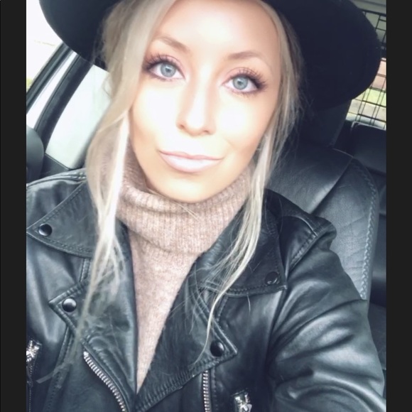 Meet your Posher, Camellia - Picture 1 of 1